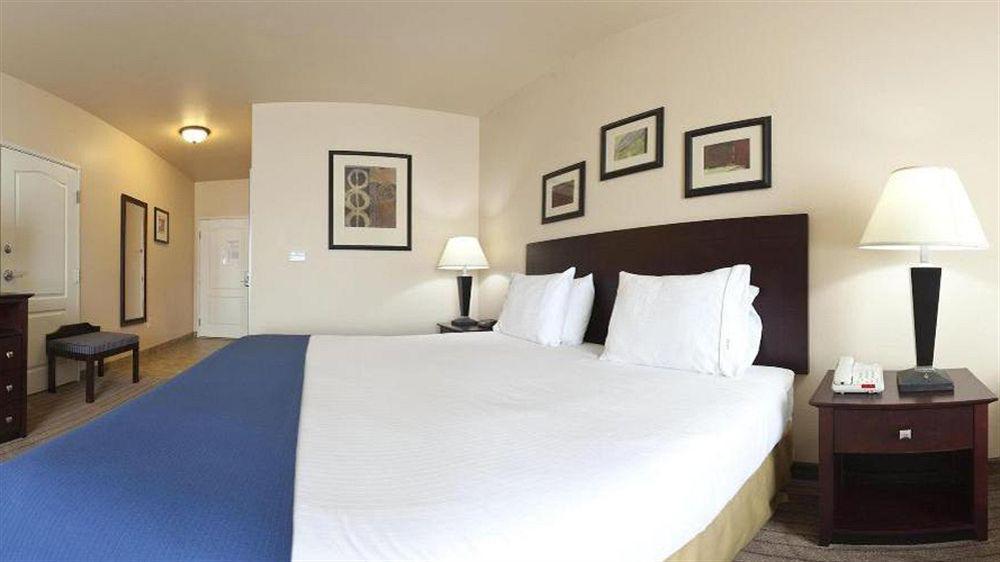 Holiday Inn Express Hotel & Suites Marshall By Ihg Bagian luar foto