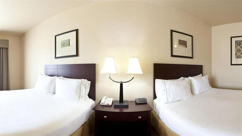 Holiday Inn Express Hotel & Suites Marshall By Ihg Bagian luar foto