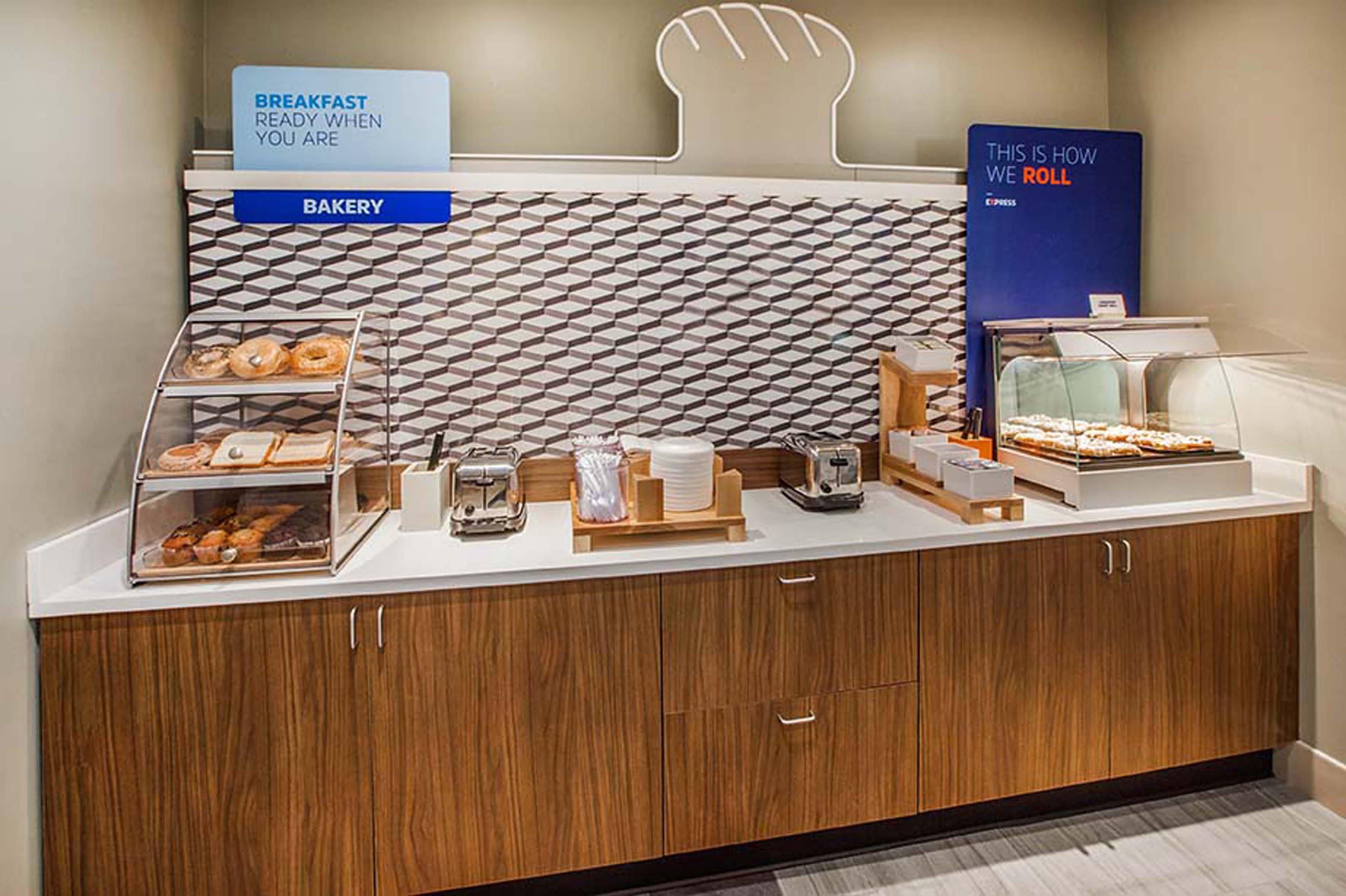 Holiday Inn Express Hotel & Suites Marshall By Ihg Bagian luar foto