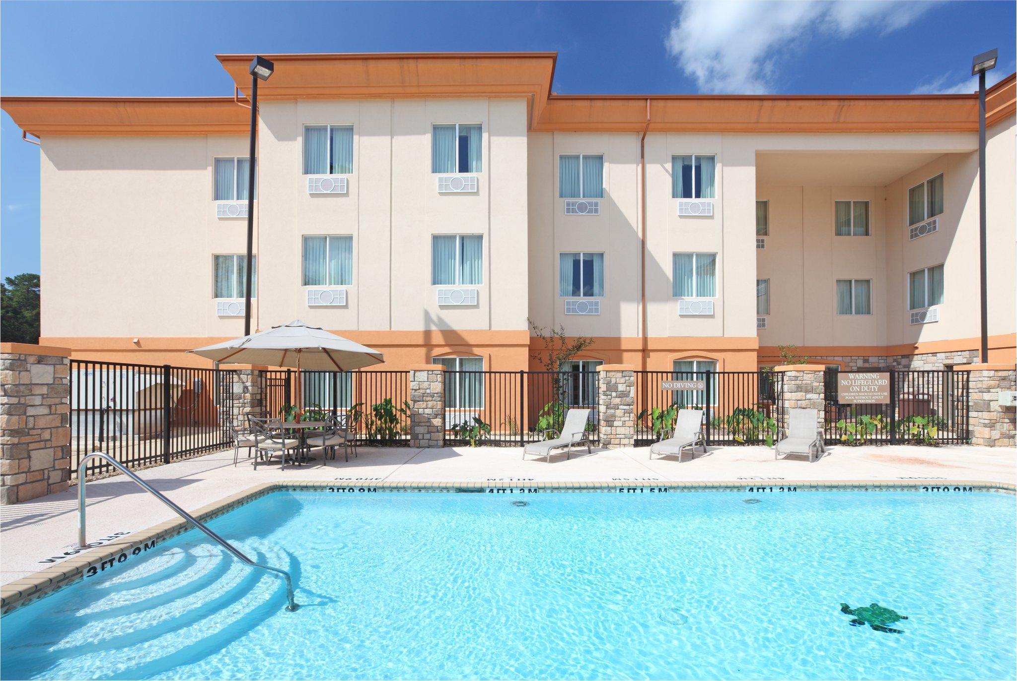 Holiday Inn Express Hotel & Suites Marshall By Ihg Bagian luar foto
