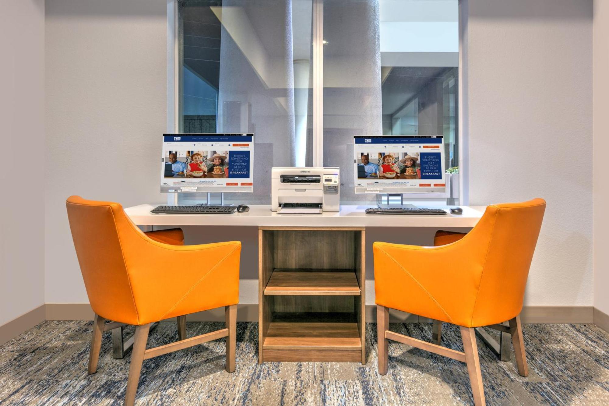 Holiday Inn Express Hotel & Suites Marshall By Ihg Bagian luar foto