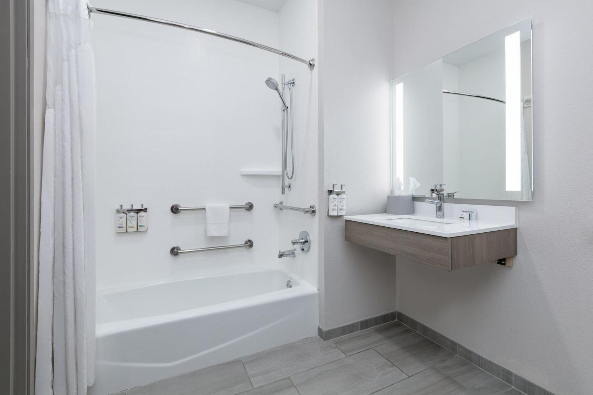 Holiday Inn Express Hotel & Suites Marshall By Ihg Bagian luar foto