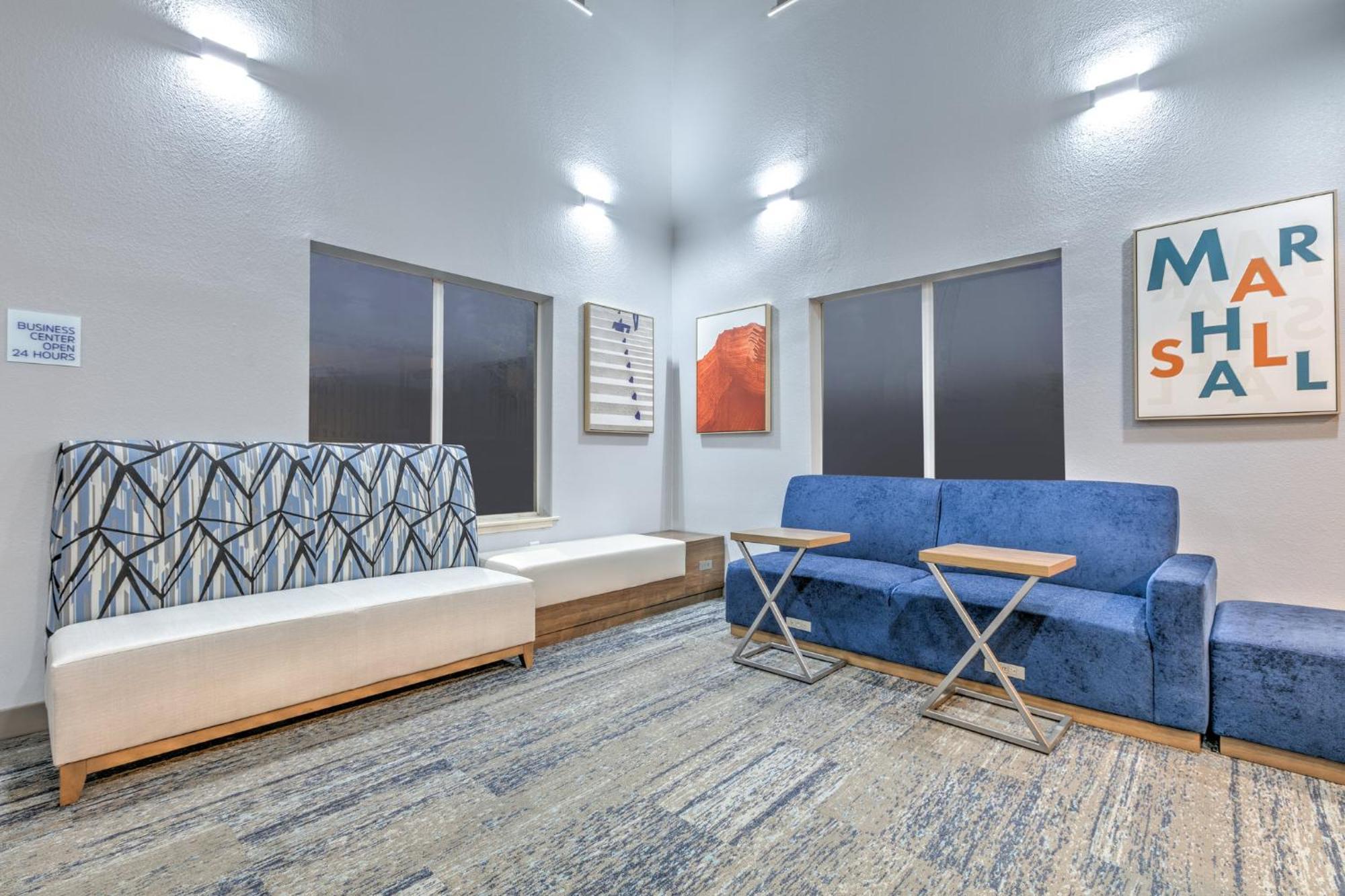 Holiday Inn Express Hotel & Suites Marshall By Ihg Bagian luar foto