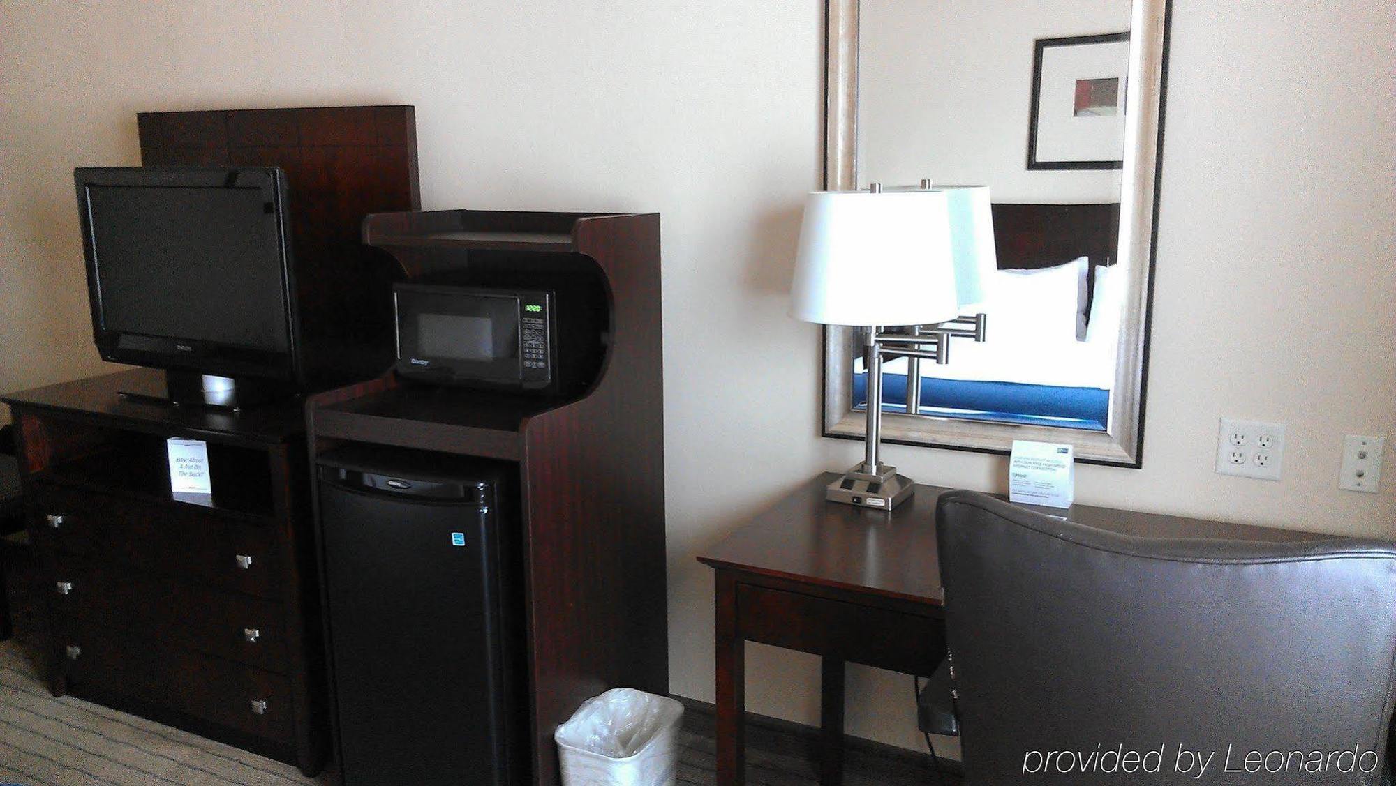 Holiday Inn Express Hotel & Suites Marshall By Ihg Bagian luar foto